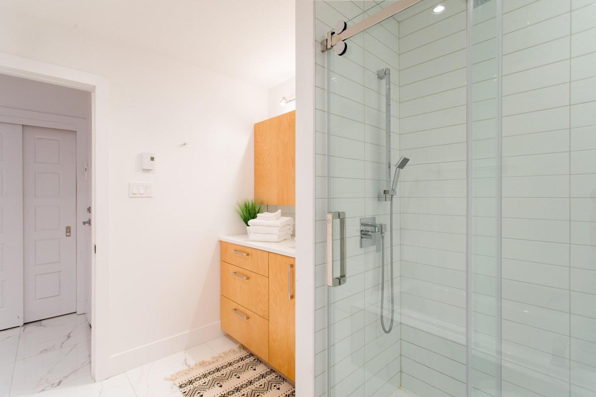 Hip, Stylish Apartment In Little Italy By Den Stays A Montreal Habitación foto