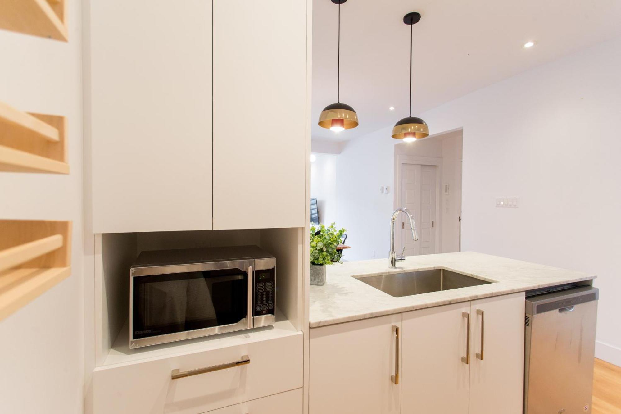Hip, Stylish Apartment In Little Italy By Den Stays A Montreal Habitación foto